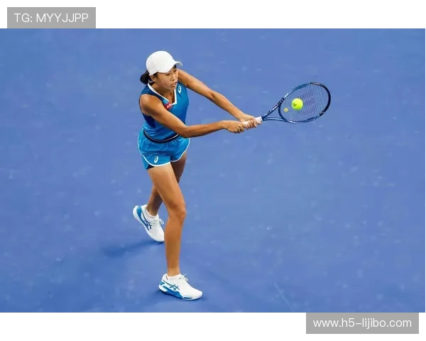 网球界最新动态：顶尖球员赛场争锋精彩瞬间回顾