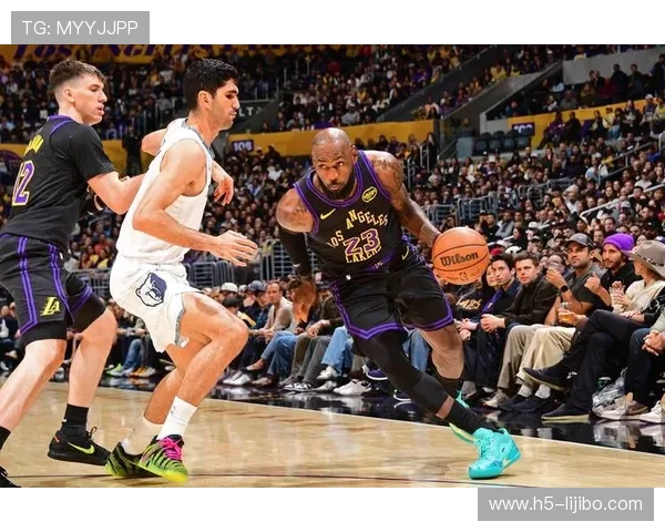 詹姆斯关键时刻发力助湖人逆转胜利展现全能统治力